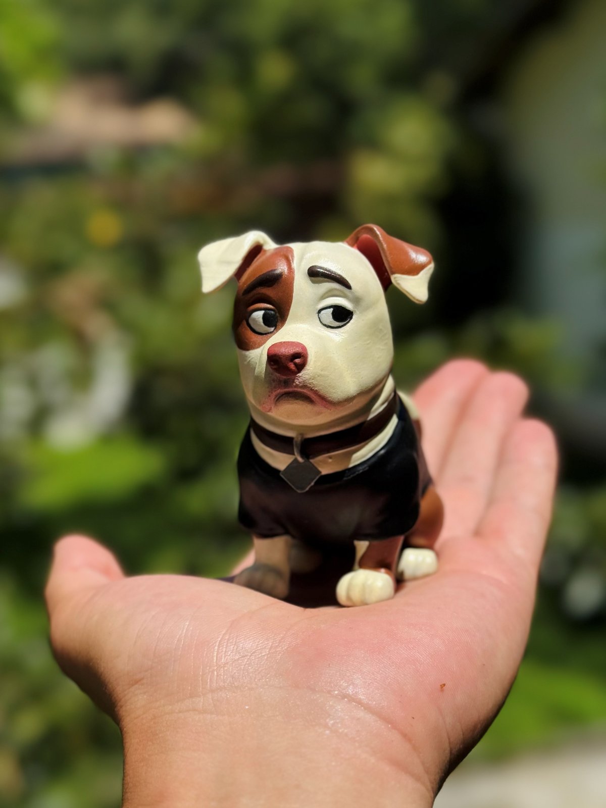 Miniatura personalizada de cachorro pintada à mão, segurada na palma da mão ao ar livre